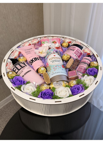 Подарунковий бокс для жінки з косметикою Mr.Scrubber, чаєм Lovare та цукерками Raffaello, 40×9 см No Brand (366299941)