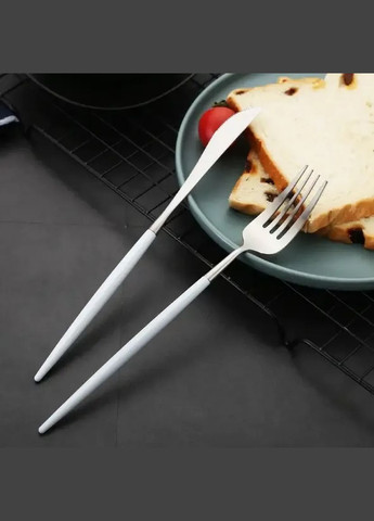 Ніж столовий срібного кольору з білою ручкою з нержавійки. Прилади для ресторанів і будинку REMY-DECOR (293152628)