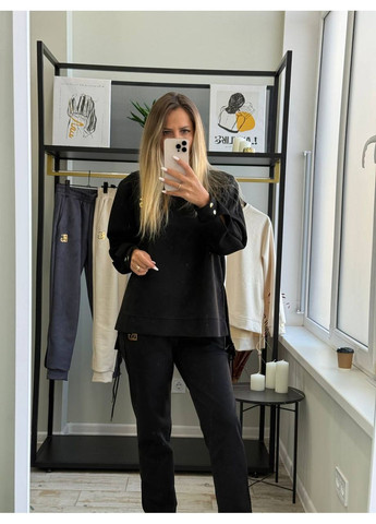 Элегантный костюм с акцентом на деталях и фасоне. No Brand (370032244)