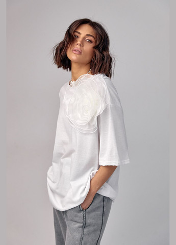 Белая летняя удлиненная футболка oversize с объемным цветком - белый Lurex