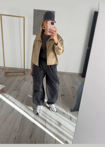 Чорні штани карго з лампасами, стильні та зручні, ідеально підходять для повсякденного образу. No Brand 018 (323470274)