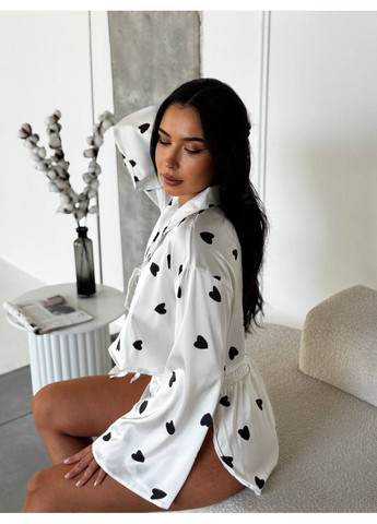 Черно-белая всесезон женская пижама с принтом сердец: укороченный топ на завязках и шорты топ + шорты MonCher