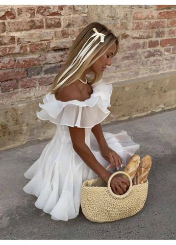 Белое повседневный, коктейльное, вечернее, кэжуал женское платье с рюшами с открытыми плечами FINO Mode