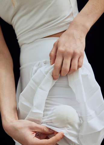 Белая спортивная однотонная юбка H&M