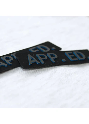 Нашивка "APP.AD" черного цвета с черно-синим прорезиненным лого (8964) No Brand (401801387)