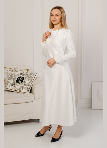 Білий святковий жіноча атласна сукня “shadow tailor” зі знімним пірʼям на рукавах Lana Bryk однотонна