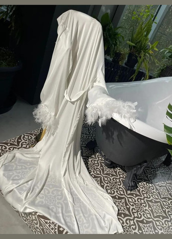 Жіночий атласний вишуканий довгий халат Казкова з об`ємним рукавом з пір'ям No Brand Халат довгий з пір`ям Fairytale (339603178)