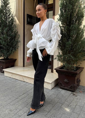 Біла вишукана вільна шифонова блузка на зав'язках з довгими об'ємними рукавами Allthings
