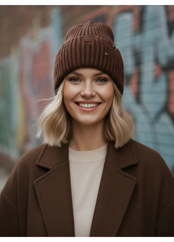 Шапка унісекс рванка з декоративною булавкою подвійна з відворотом коричнева (шоколад) No Brand (363968683)