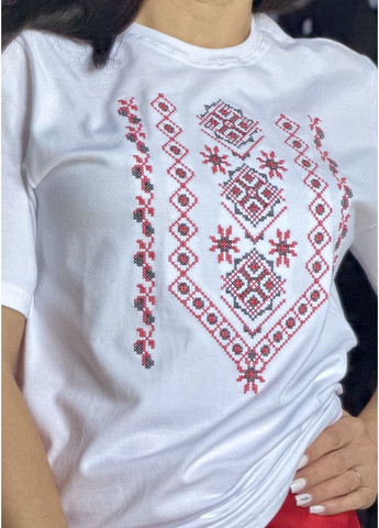 Біла жіноча футболка вишиванка смарагдового кольору вишита біло-блакитним хрестиком візерунок орнамент пряма стрейч кулір (354788244)