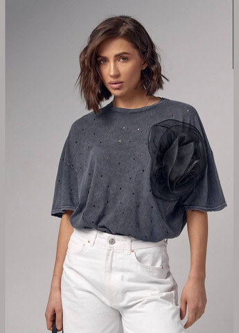 Серая летняя женская серая футболка варенка со стразами и объемным черным цветком стильная качественная трендовая с коротким рукавом No Brand Футболка