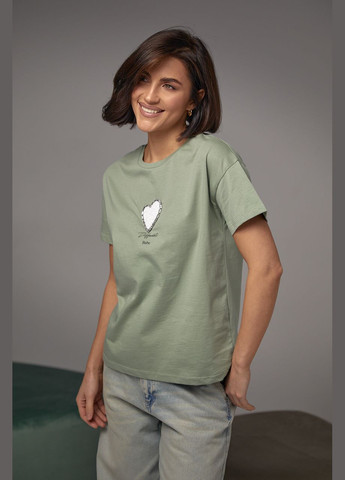 Хаки (оливковая) летняя женская футболка украшена сердцем из бисера и страз 2404 с коротким рукавом Lurex