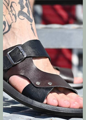 Шльопанці чоловічі чорного кольору з коричневою вставкою Let's Shop (296619291)