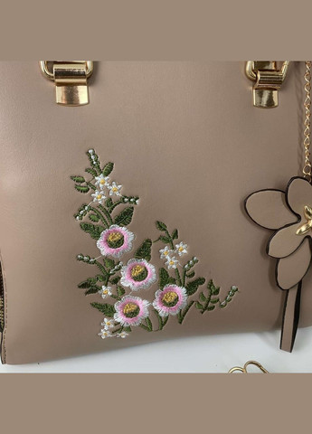 Жіноча сумка з вишивкою та брелоком екокожу квітковий принт бежевий (sku_1236) No Brand (330576850)