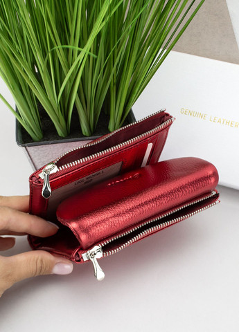 Кошелек женский красный 2301-9929M кожаный перламутровый на магните Classic (300914710)