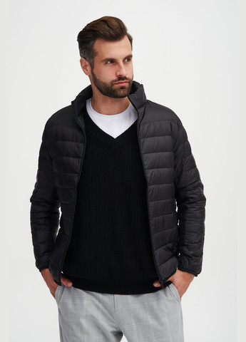 Черная демисезонная куртка, цвет черный Estro