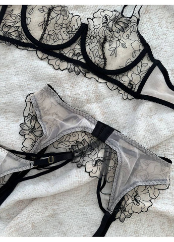 Черный демисезонный роскошный комплект с кружевом и поясом Vakko