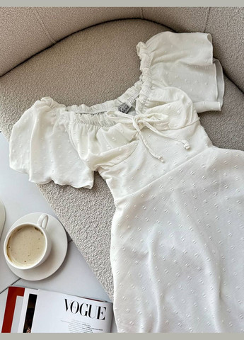 Молочное повседневный мини платье с открытыми плечами MonCher