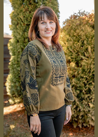 Хакі сорочка з вишивкою птаха та квітів хакі кольору для жінок з довгим рукавом лляна батальна, m льон (301034959)