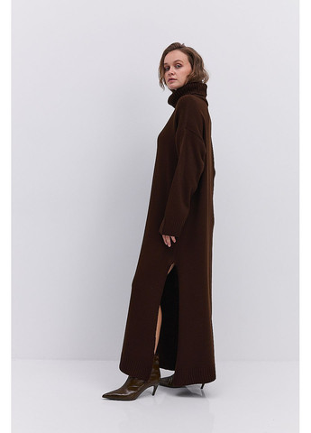 Коричнева вязана зимова сукня світло-сіра з високим коміром і розрізом збоку Arjen