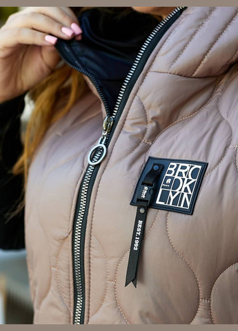 Жіноча демісезонна об’ємна жилетка мокко батал стьобана довга до коліна з капюшоном на блискавці Viki Жилет (316093990)