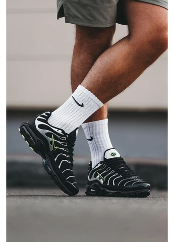 Черные демисезонные кроссовки мужские nike air max tn plus black green найк аир макс тн плюс черные No Brand