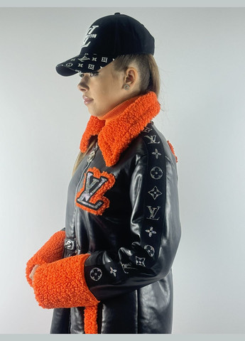 Дубленка женская, удлиненная, эко кожа черного цвета, подкладка эко мех оранжевого цвета, зимняя, с логотипом. Kor@Kor (312537620)