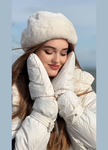 Молочное зимнее Пальто женское зимнее молочного цвета однобортное No Brand