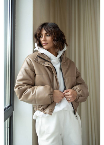 Светло-коричневая демисезонная женская укороченная «дутая» куртка – бомбер bomb из экокожи (mil353) milirud