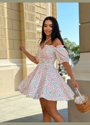 Молочна муслінове плаття міні в малинову квітку молочного кольору 31694 кльош No Brand з квітковим принтом