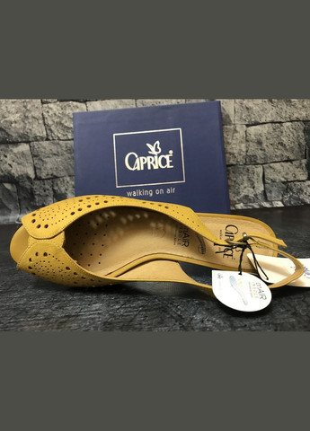 Горчичные женские натуральные босоножки на каблуке в желтом цвете,, германия. Caprice с ремешком с перфорацией