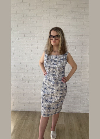 Білий повсякденний, кежуал біле бавовняне котонове літнє жіноче плаття-футляр міді з синіми квітами з синім візерунком футляр, сукня-майка No Brand з квітковим принтом