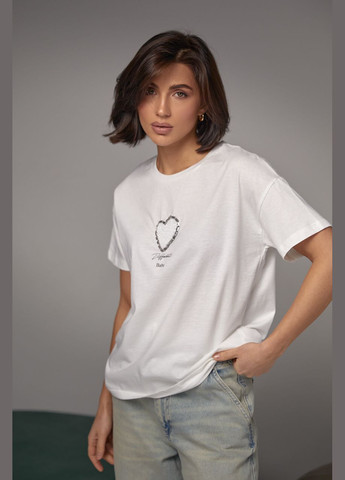 Белая летняя женская футболка украшена сердцем из бисера и страз 2404 с коротким рукавом Lurex
