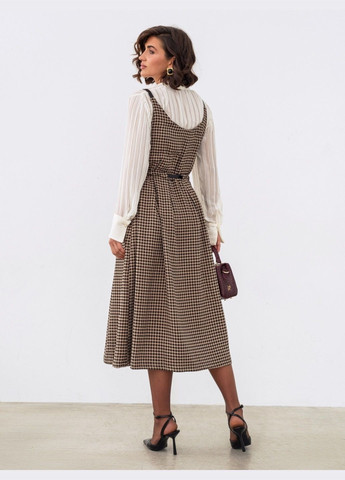 Демисезонный женский коричневый сарафан в гусиную лапку с бретелями из экокожи Dressa с узором пье-де-пуль «гусиная лапка»