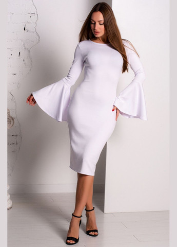 Белое коктейльное женское трикотажное платье средней длины с рукавами клеш, обтягивающее по фигуре. ниже колена. No Brand однотонное