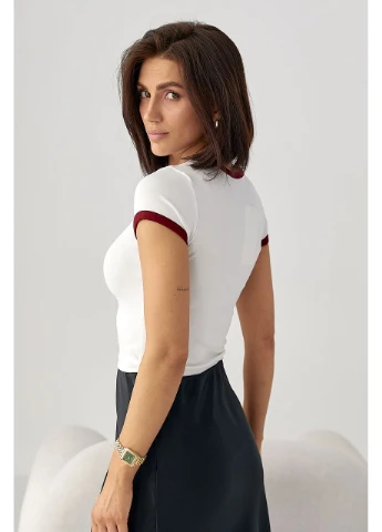 Коротка футболка з контрастною окантовкою - молочний колір Lurex - (330988751)
