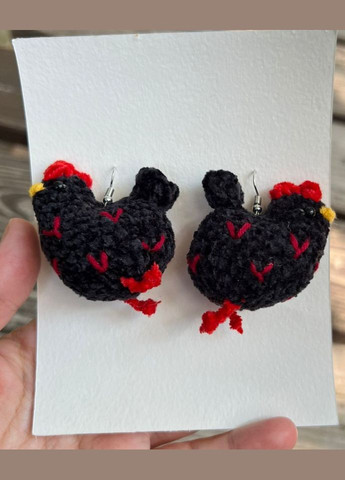 Сережки женский вязаная черные курочка с вышитыми краснымисердечками Handmade (340690406)