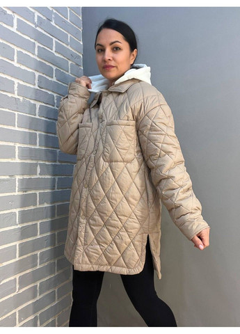 Бежевая демисезонная куртка женская 1870 длинная рубашка наложены карманы на кнопках трикотажный капюшон HAIZIYUAN