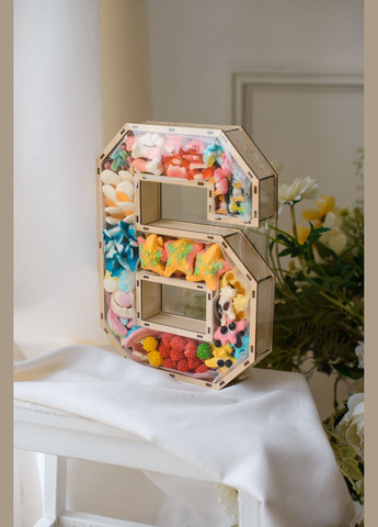 Незабываемый подарок в виде желейного набора "Цифра 6 VIP+" /32*24*5/1550-1600 грамм Trolli (301646295)