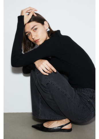 Черный демисезонный облегающий женский черный свитер-топ из мягкой ребристой вязки с вырезом сердце, размер s H&M