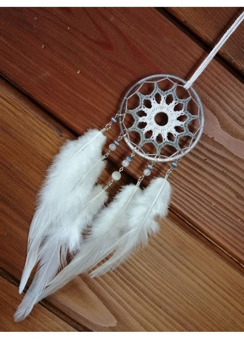 Мини/Авто-ловец снов бело-серый с перьями петуха. Оберег-подвеска в машину. Амулет на зеркало заднего вида Dream Studio (363057478)
