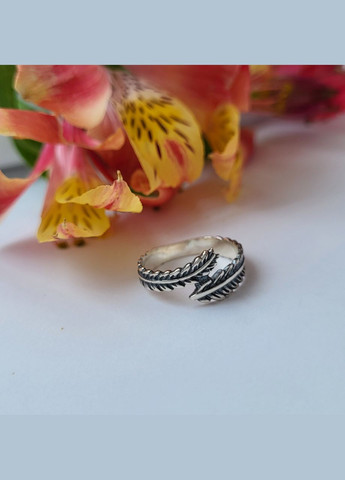 Серебряное кольцо без камней Перо черненное серебро 925 пробы.0 размер 45190ч 1.90г No Brand (306741402)