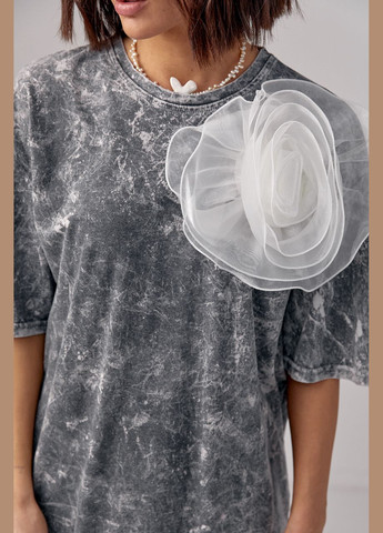 Серая летняя женская футболка с крупным объемным цветком Lurex