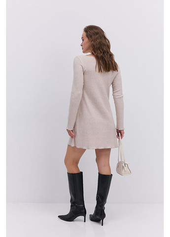 Светло-бежевое короткое трикотажное платье в рубчик коричневого цвета Arjen