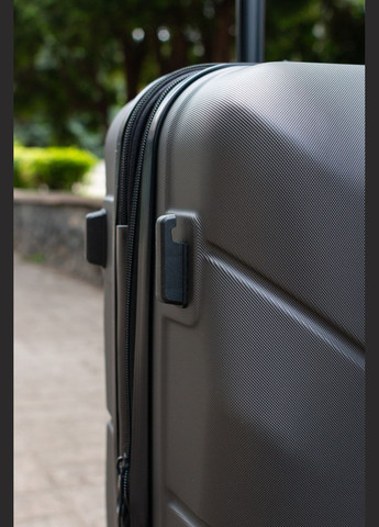 Валіза пластикова середня M з розширенням, колір чорний Wings 149 (346818680)