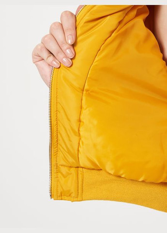 Желтая демисезонная куртка бомбер Cropp