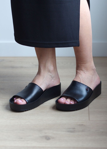 Черные шлепанцы женские из натуральной кожи Zlett