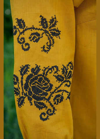 Горчичная женская льняная вышиванка горчичная с контрастной черной вышивкой и рукавом 3/4 узор цветочный приталенная, свободная, прямой лен (323159668)