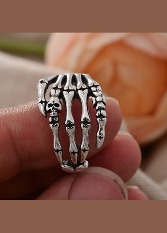 Чоловіче кільце з черепом і кістками з неіржавкої сталі, колір срібло, розмір регулюється No Brand (327874952)