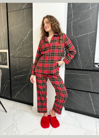 Алая уютная красивая пижама красного цвета в клетку No Brand